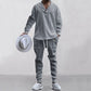 2-delat herrset bestående av en baggy sweatshirt med V-ringning och joggingbyxor