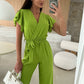 Enfärgad jumpsuit för kvinnor med V-ringning, volangärmar och vida ben
