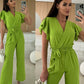 Enfärgad jumpsuit för kvinnor med V-ringning, volangärmar och vida ben