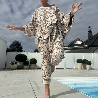 2-delat set med topp och byxor med leopardmönster för kvinnor